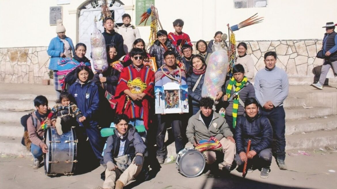 Integrantes de la comparsa Wichaypampa posan junto a familiares y músicos antes de iniciar el descenso desde el santuario del Señor de Qoyllurit’i.