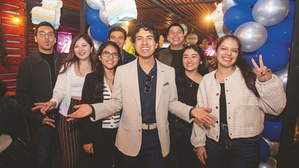 Miguel Rosas Ramírez durante la celebración de su titulación como abogado en una reunión con familiares y amigos.