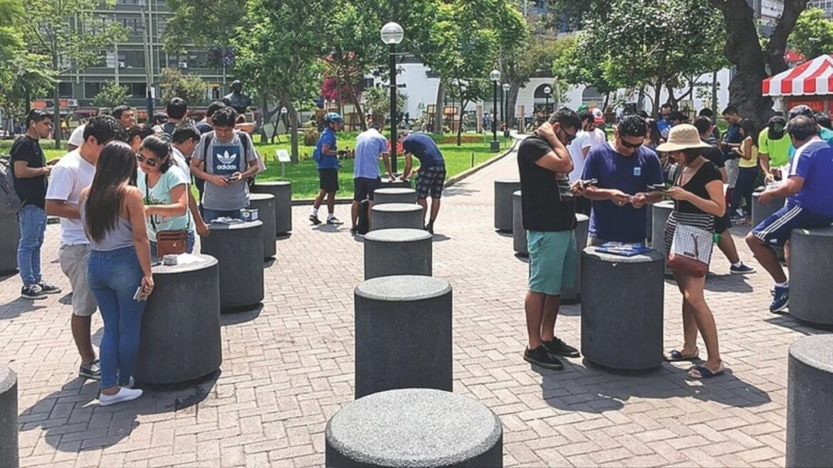 El intercambio de figuritas para el álbum del Mundial 2026 devuelve la vida e interacción social a las calles de Lima.