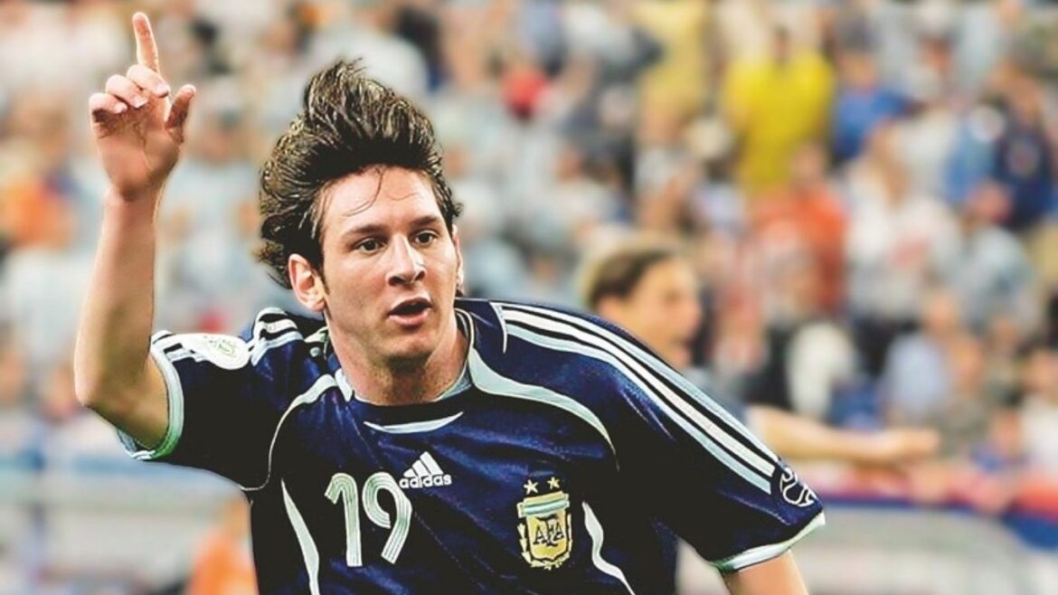 Lionel Messi al marcar su primer gol en el Mundial de Alemania 2006.