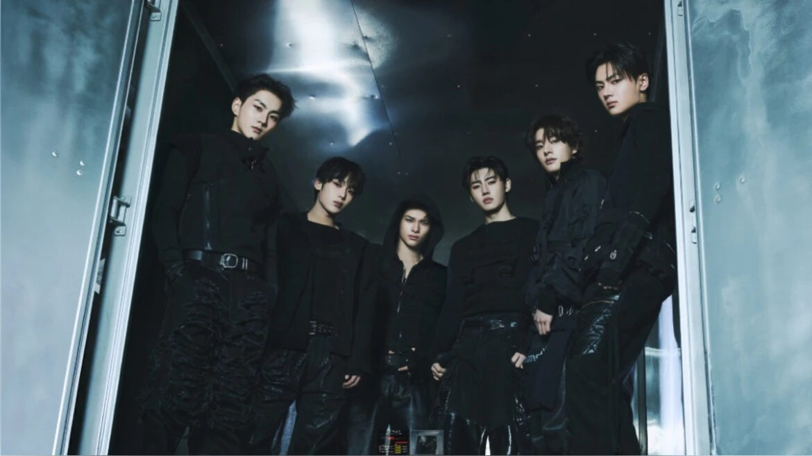 ENHYPEN, grupo surcoreano de K-pop, durante una fotografía promocional de su gira mundial BLOOD SAGA.
