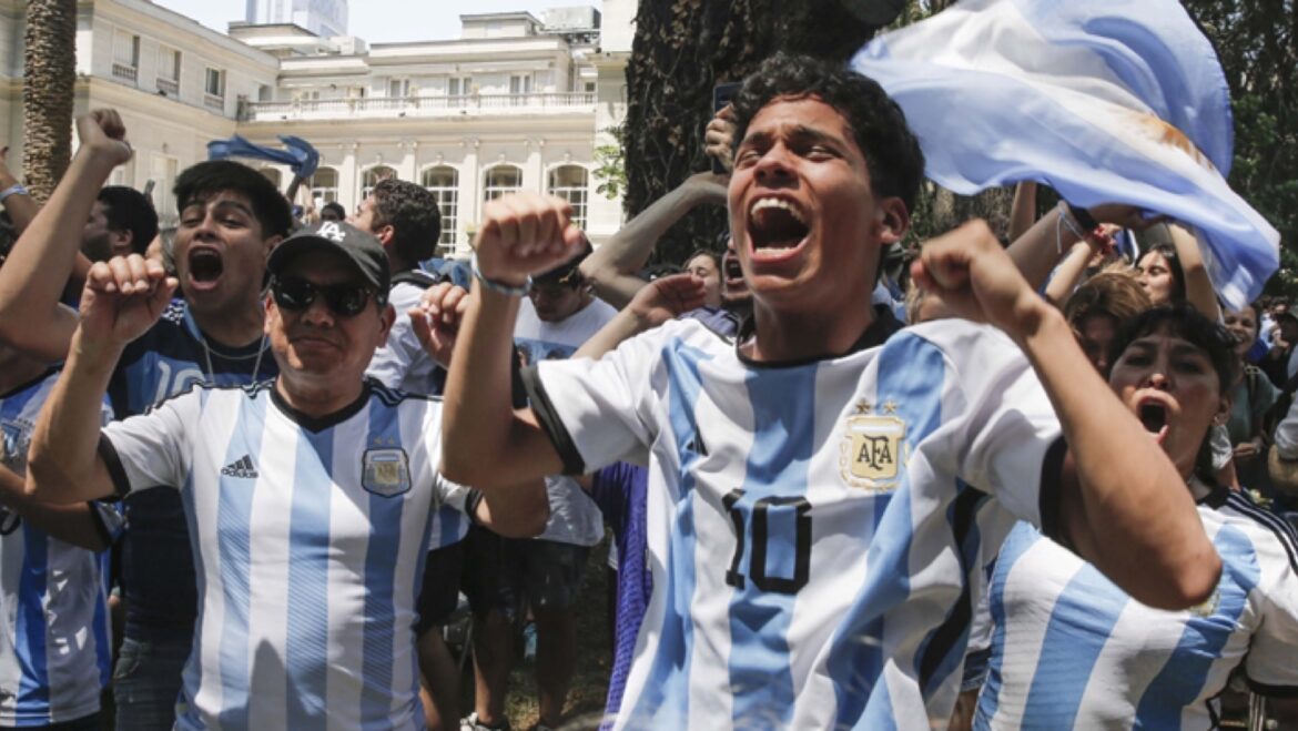 Aficionados argentinos con camisetas de la Selección celebran y esperan la semifinal del Mundial 2026 frente a Inglaterra.