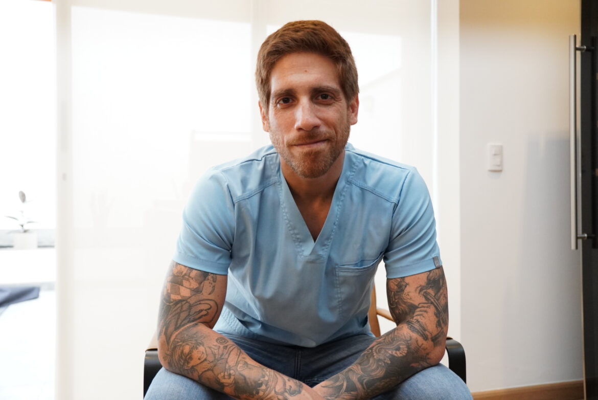 El Dr. Fit durante una entrevista. El médico y divulgador de salud promueve hábitos sostenibles y una alimentación basada en evidencia científica para mejorar la calidad de vida.