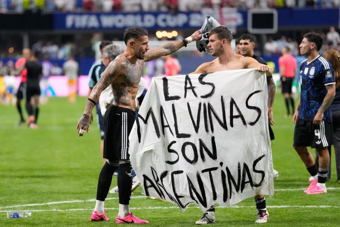 Argentina quedó en el centro de la polémica tras vencer a Inglaterra por una pancarta vinculada a las Malvinas. (Foto: Rebecca Blackwell)