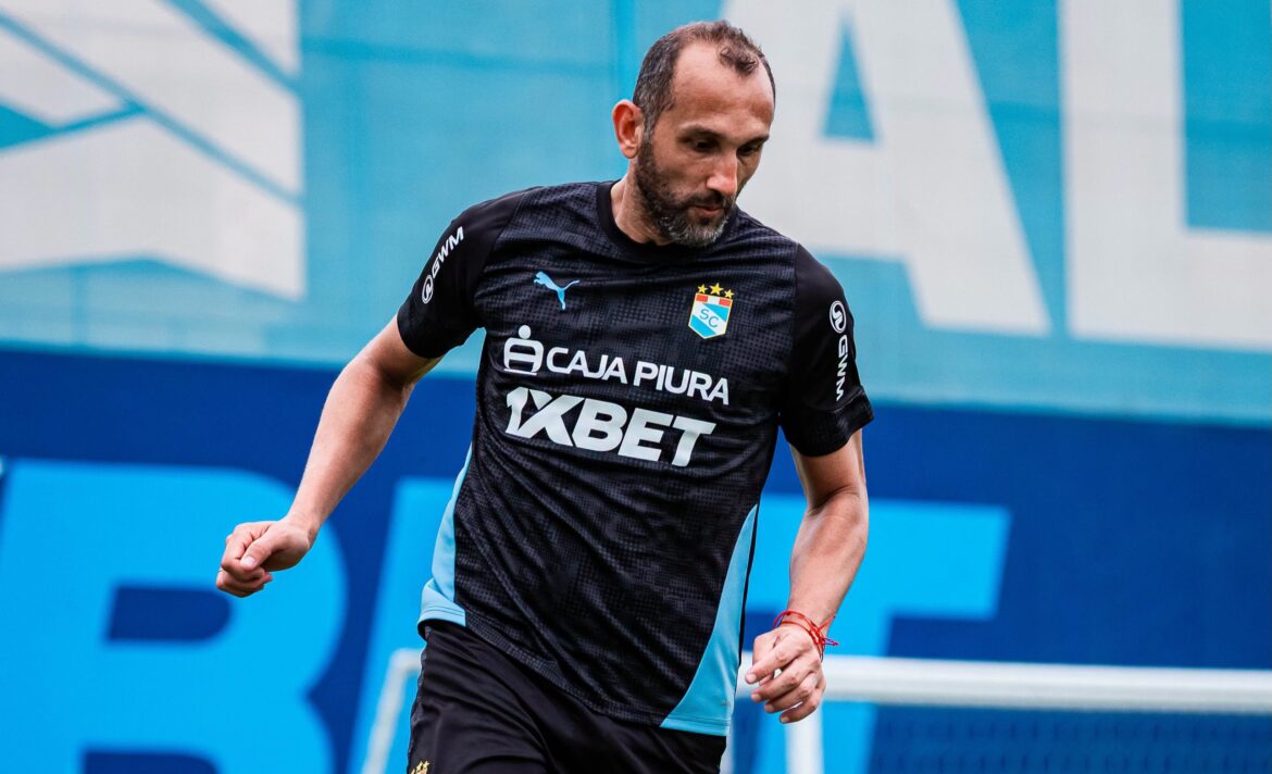 Hernán Barcos podría debutar con la celeste ante Bentín Tacna Heroica por la Copa de la Liga. (Foto: Sporting Cristal)