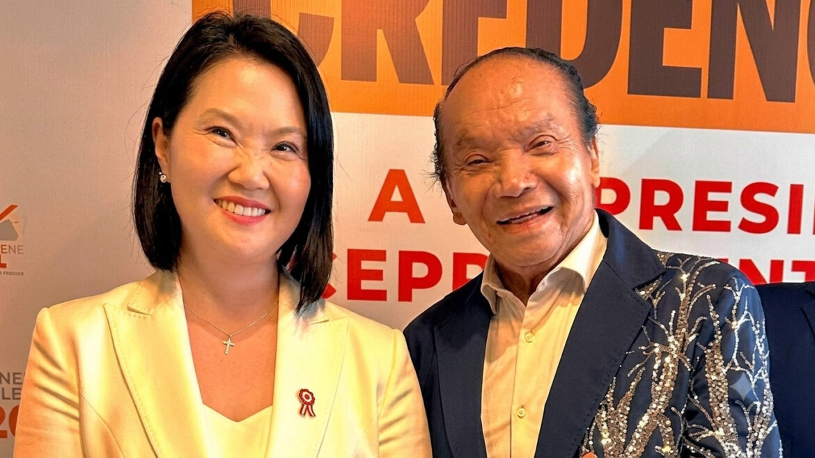 Melcochita durante la ceremonia de entrega de credenciales a Keiko Fujimori en el Gran Teatro Nacional.