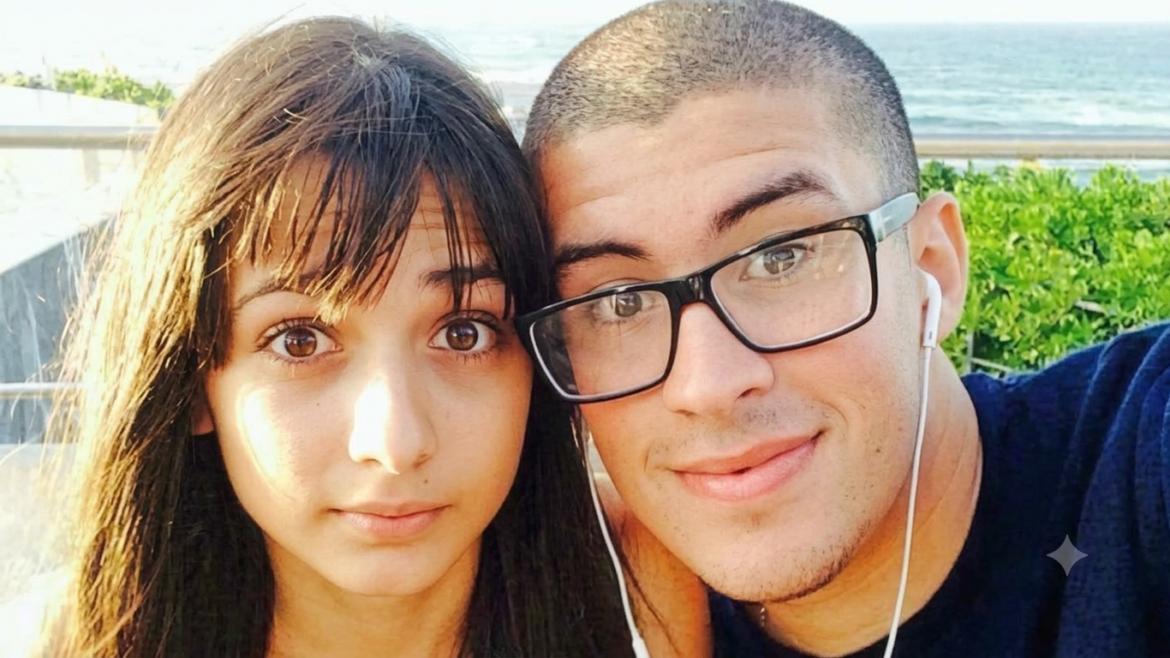 Fotografía de Bad Bunny y su expareja Carliz de la Cruz posando juntos en una selfie durante su relación sentimental.