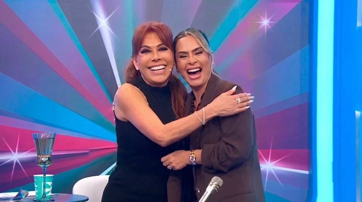 Magaly Medina y Ethel Pozo conversan frente a frente en el set de Magaly TV La Firme durante una entrevista televisiva.