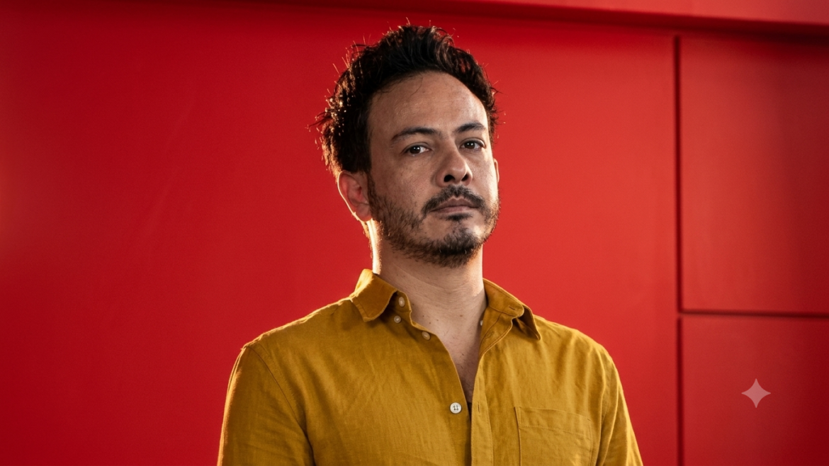 El actor peruano Carlos Casella durante una entrevista tras su regreso de la gira europea de la obra teatral "O Father".