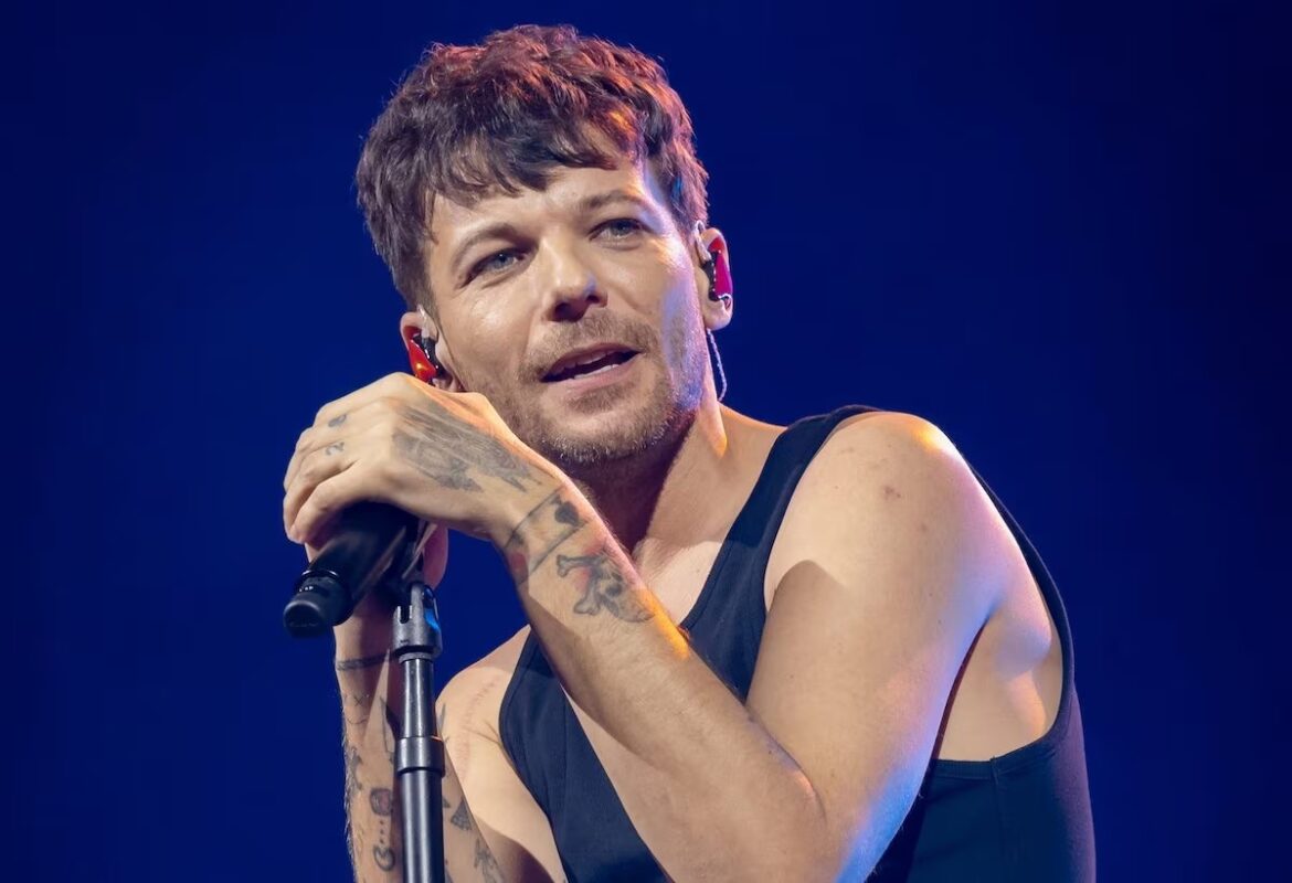 Louis Tomlinson celebró la victoria de Inglaterra sobre México durante su concierto en Charlotte, donde transmitió el partido del Mundial 2026 en vivo para sus seguidores.