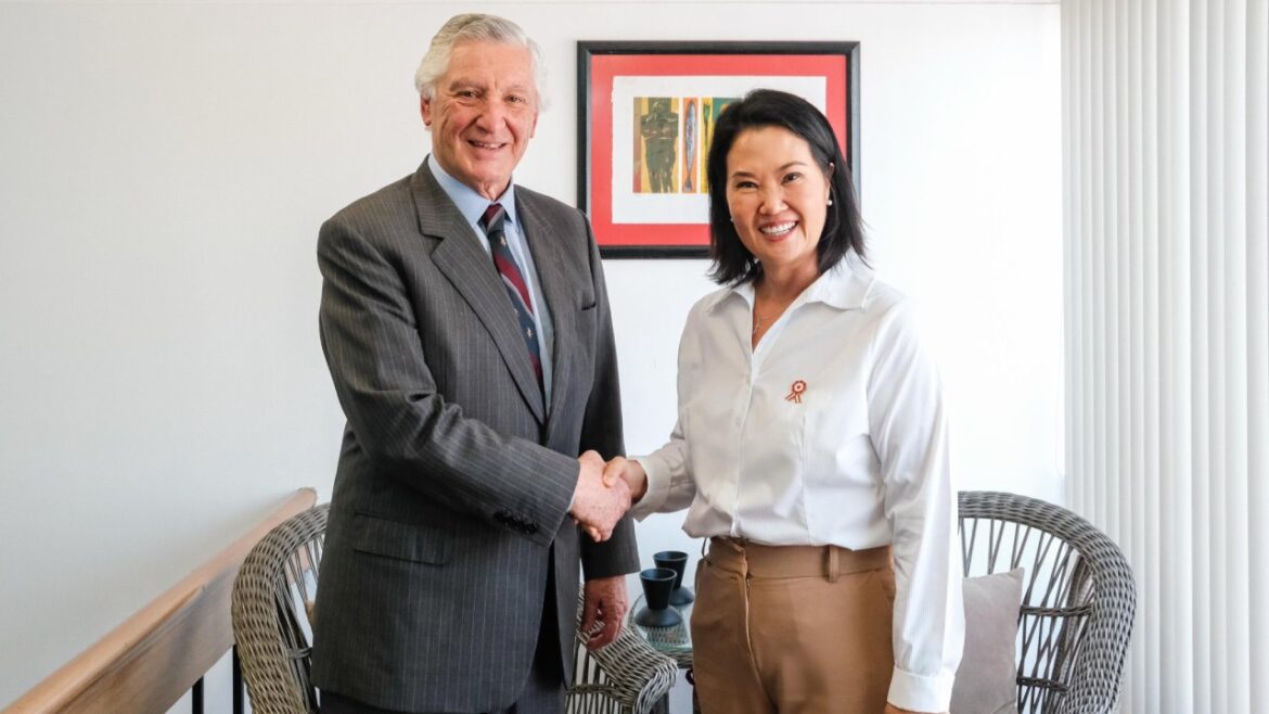 Canciller Carlos Pareja se reunió este lunes con Keiko Fujimori. Foto: OPE