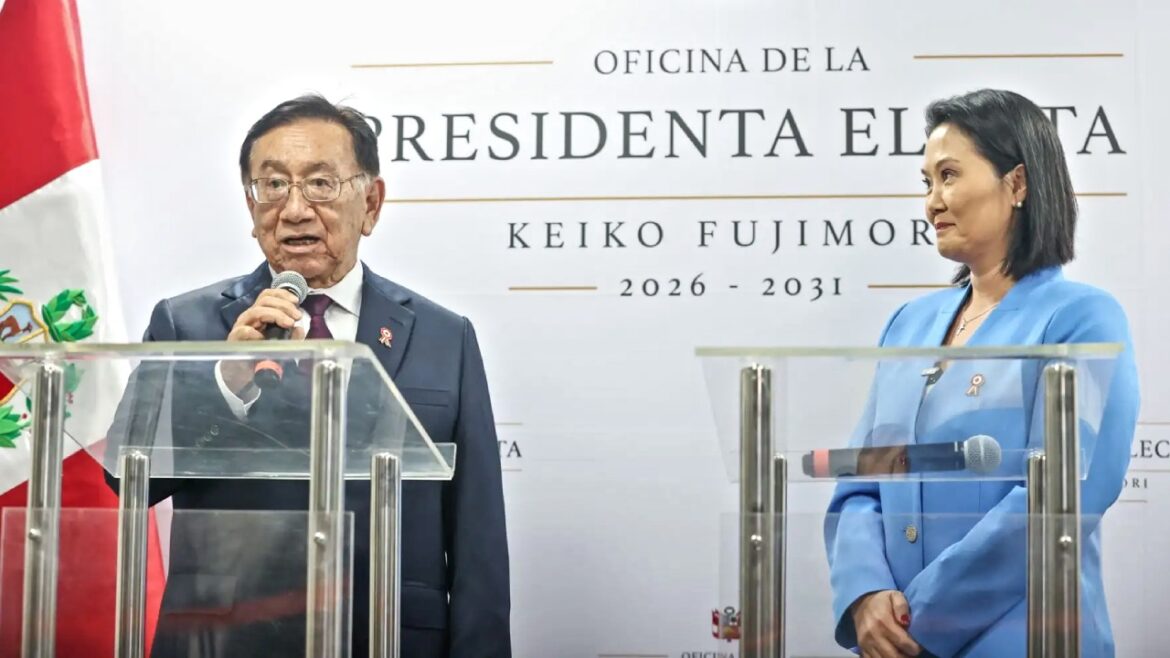 Keiko Fujimori conversó este jueves con el presidente Balcázar en el local de Fuerza Popular. Foto: Andina