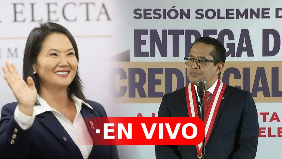 Keiko Fujimori recibe su credencial de presidenta electa por el JNE este miércoles. Foto: composición Caretas