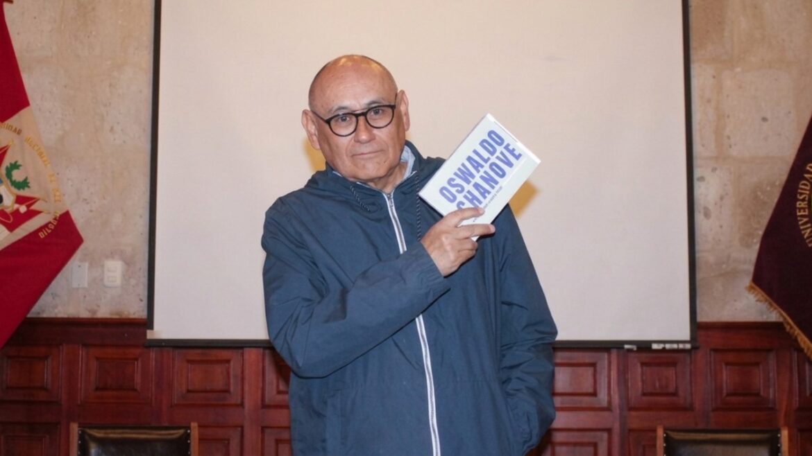 Oswaldo Chanove ganó el Premio FIL Lima 2026. Foto: UNSA