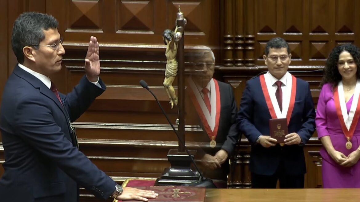 Harvey Colchado juró como diputado de la República. Foto: composición Caretas