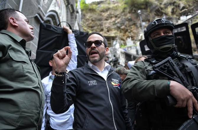 De la Espriella acusa a Petro de golpismo