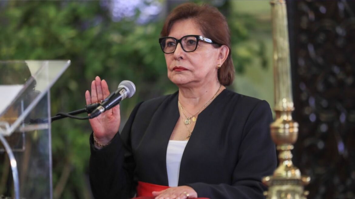 Renuncia la ministra de Educación, María Cuadros, a un día de que el Congreso evalúe denuncia constitucional por el caso Sunedu