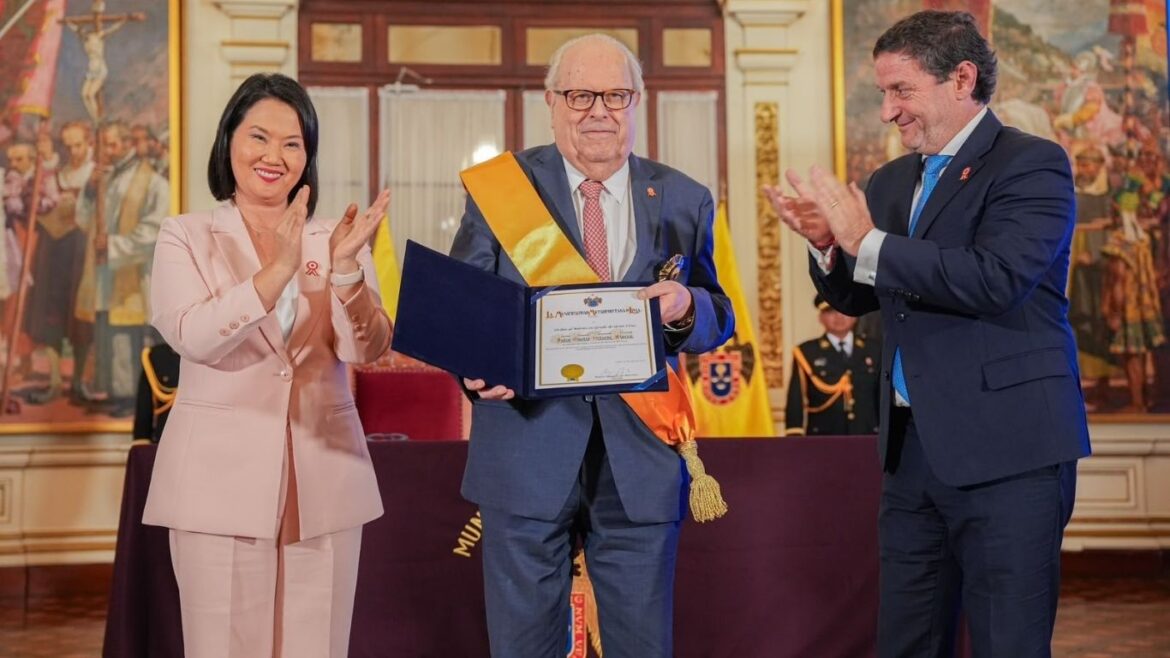 Municipio de Lima condecora a Julio Velarde con la Gran Cruz. Foto: Captura Municipalidad de Lima.
