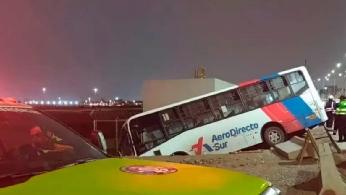 Bus de Aerodirecto se cae y conductor queda herido en la entrada del aeropuerto Jorge Chávez