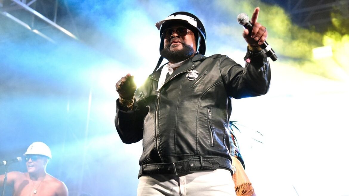 El cantante fue el primer vocalista de la agrupación y una de las figuras más representativas de la música disco.