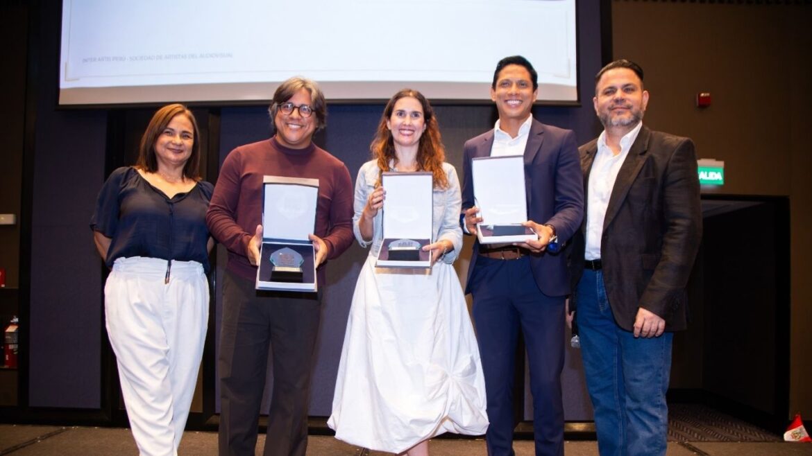 Actores de Del Barrio Producciones reciben reconocimientos de Inter Artis Perú durante la ceremonia por el XV aniversario de la entidad.