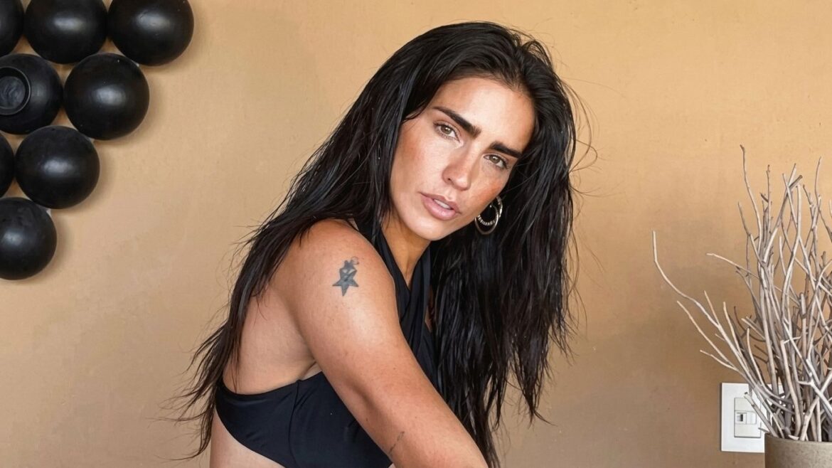 Bárbara de Regil saluda a sus fans durante su llegada al Aeropuerto Internacional Jorge Chávez en Lima.