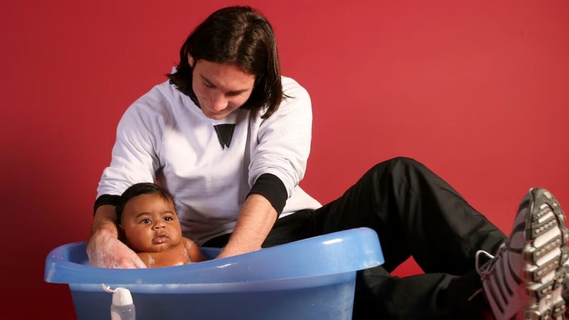 Lionel Messi junto a un pequeño Lamine Yamal durante una sesión fotográfica benéfica organizada por SPORT, FC Barcelona y UNICEF en 2007.