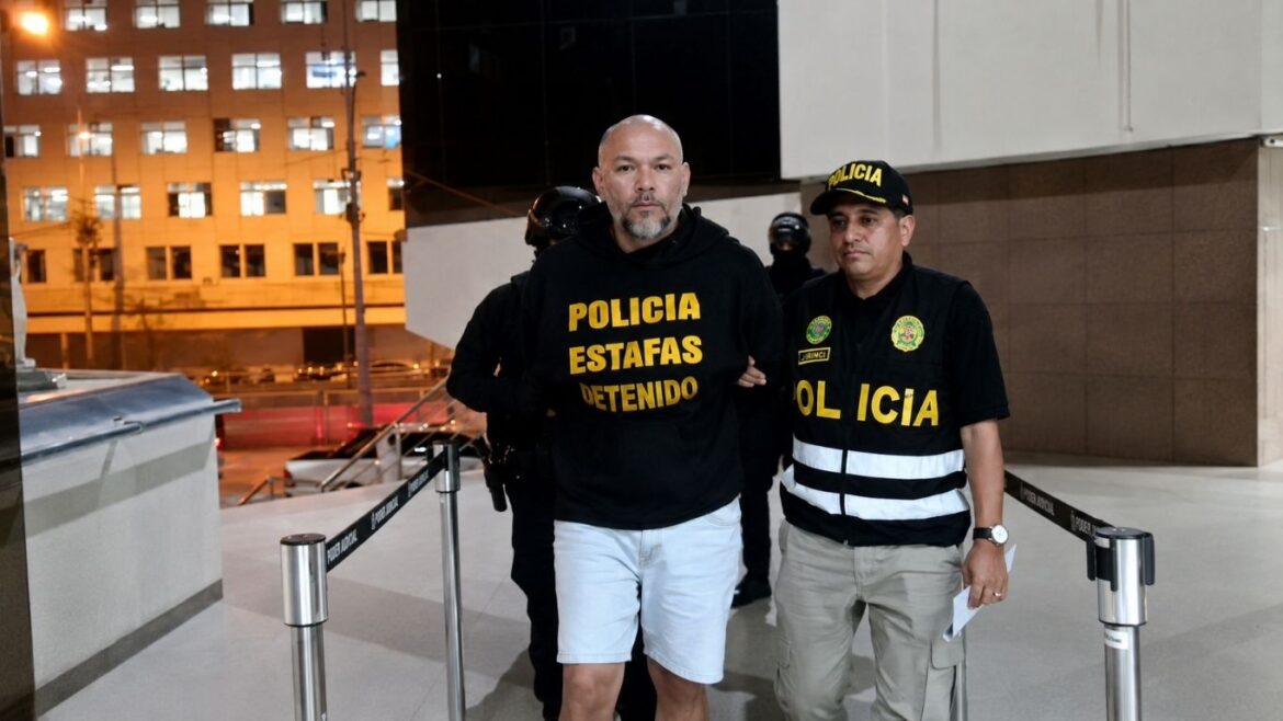 Jackson Mora es trasladado tras ser detenido por presunto fraude millonario.