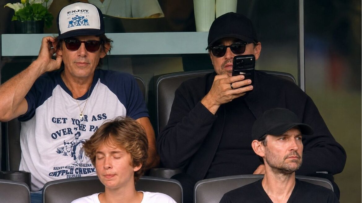 Leonardo DiCaprio y Tobey Maguire observan desde un palco el encuentro entre Brasil y Noruega en el MetLife Stadium durante el Mundial 2026.