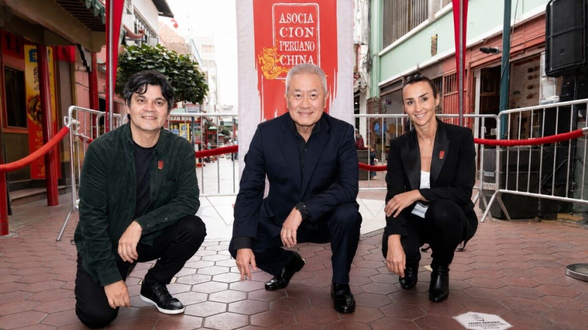 Vania Masías y Lucho Quequezana contemplan las baldosas conmemorativas que distinguen su trayectoria, junto a Erasmo Wong.