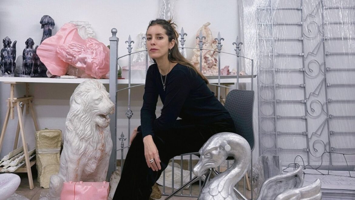 Andrea Ferrero junto a elementos de su instalación artística inspirada en juguetes, castillos y espacios de la infancia.