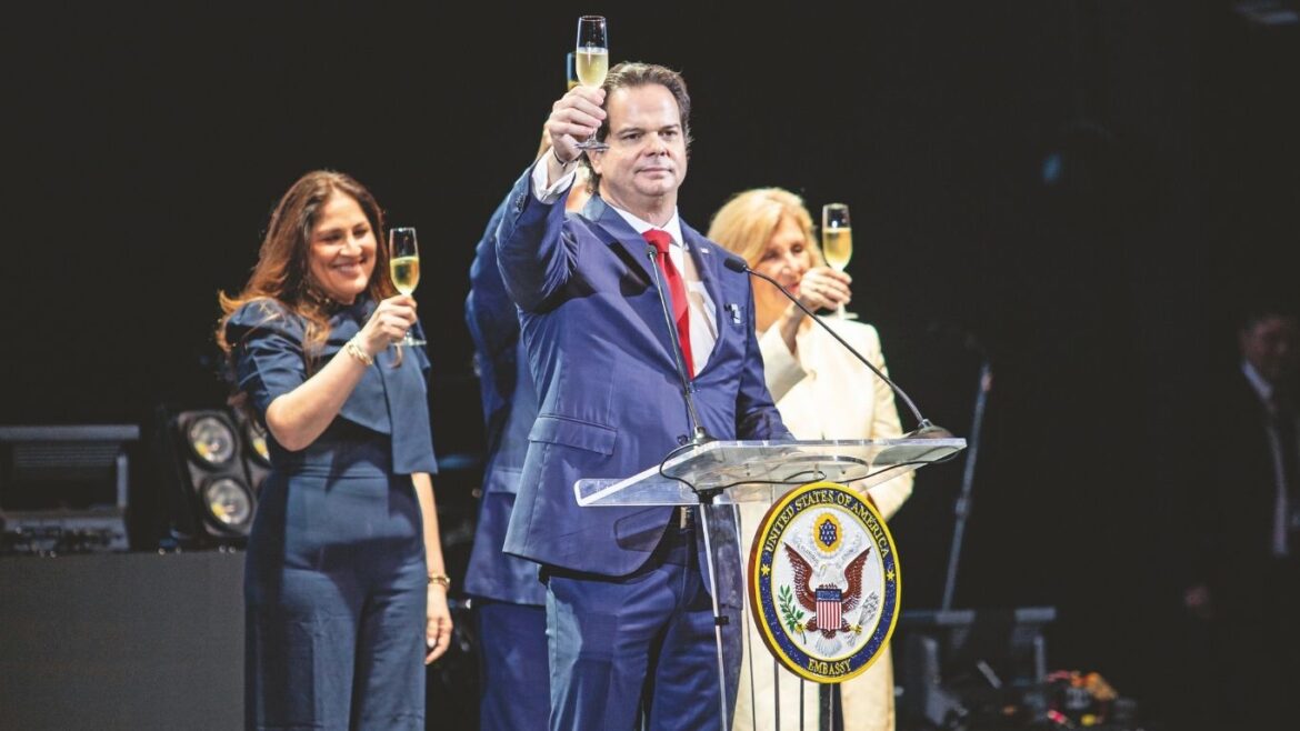 El embajador Bernie Navarro y su esposa Claudia fueron los anfitriones de lujo de las celebraciones por el 250 aniversario. Foto: Renato Pajuelo/Caretas