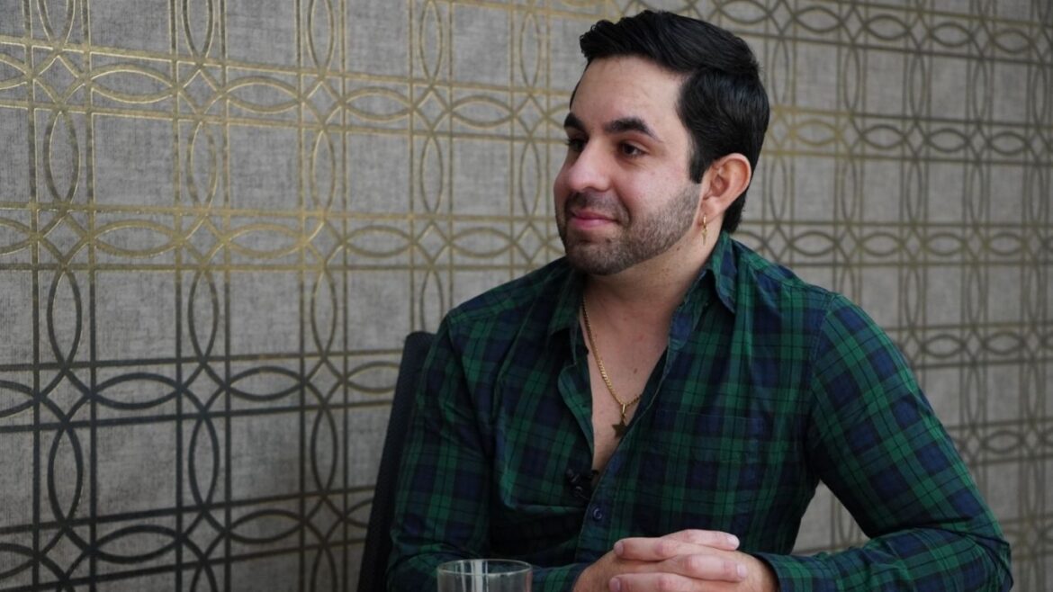 Joaquín Escobar interpreta a Jean-Michel en el musical “Cenicienta”, producción inspirada en Broadway que regresó a Lima.