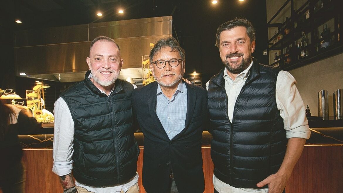 Periodistas recorren las instalaciones de Humano Lima Hotel durante el evento de inauguración realizado en Miraflores, que incluyó una experiencia gastronómica y una presentación de zapateo peruano.