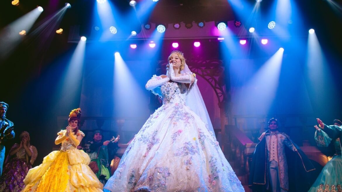 Adriana Campos-Salazar caracterizada como Cenicienta durante la puesta en escena del musical presentado en Lima.