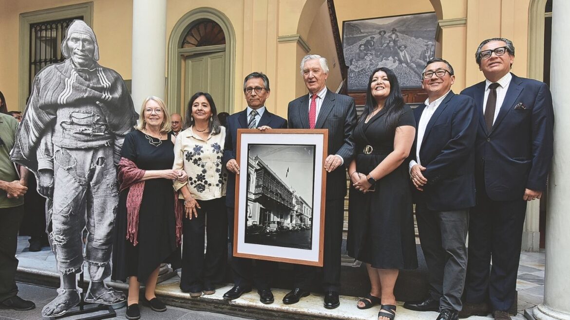 Fotografías de Martín Chambi exhibidas en el Centro Cultural Inca Garcilaso como parte de la mayor muestra dedicada al reconocido fotógrafo peruano.