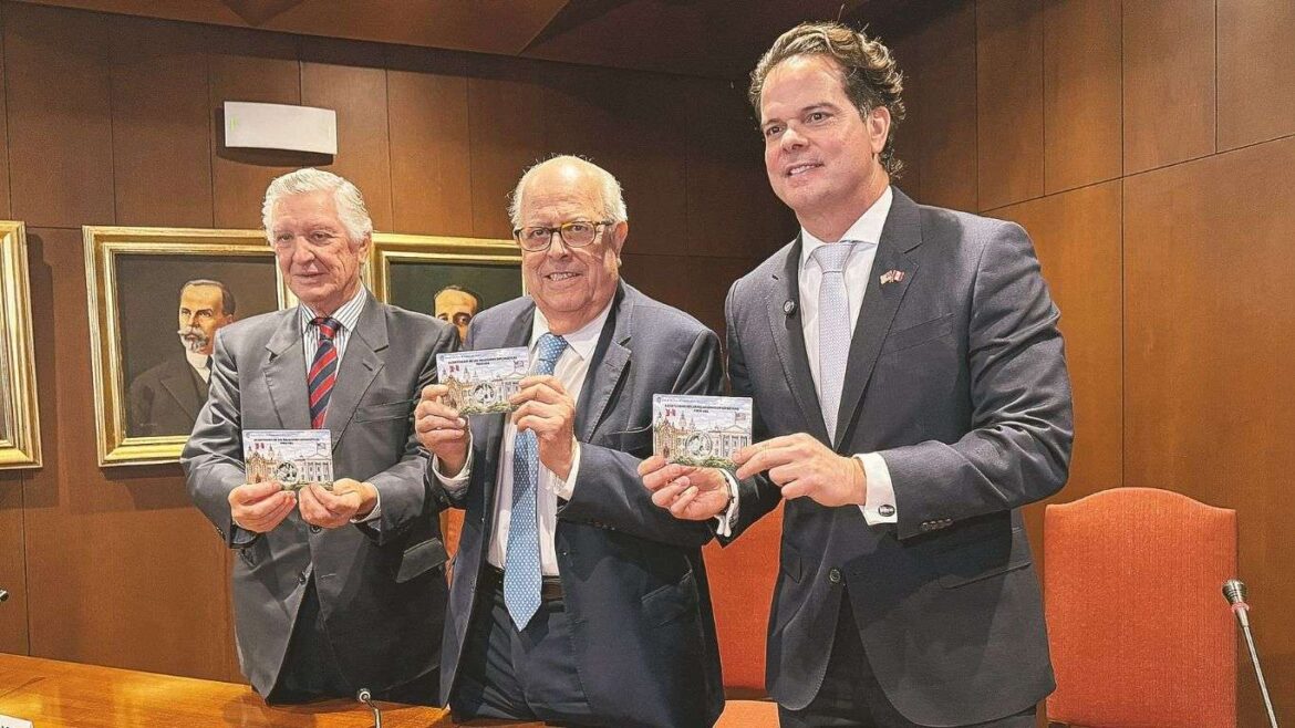 Julio Velarde y Bernie Navarro durante el lanzamiento de la moneda conmemorativa por el 200 aniversario de relaciones bilaterales.