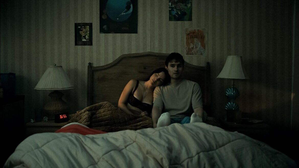 Escena promocional de ‘Obsession’, película de terror dirigida por Zach Cregger que logró un récord histórico en taquilla.