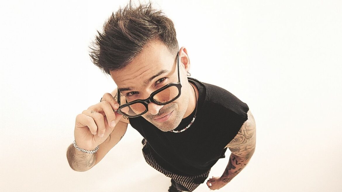 Ezio Oliva, cantante peruano, durante su nueva etapa musical en España tras relanzar “Cómo le hago (versión Canarias)”.