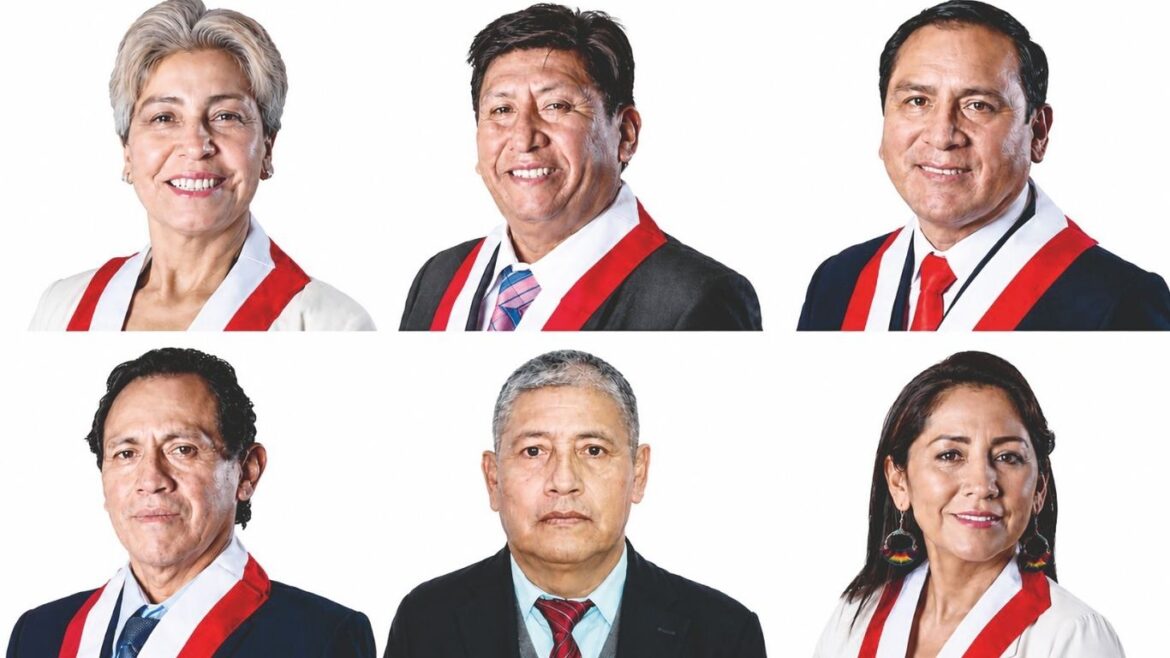 Arriba: María Agüero, Waldemar Cerrón, Flavio Cruz. Abajo: Segundo Montalvo, Isaac Mita, Kelly Portalatino.