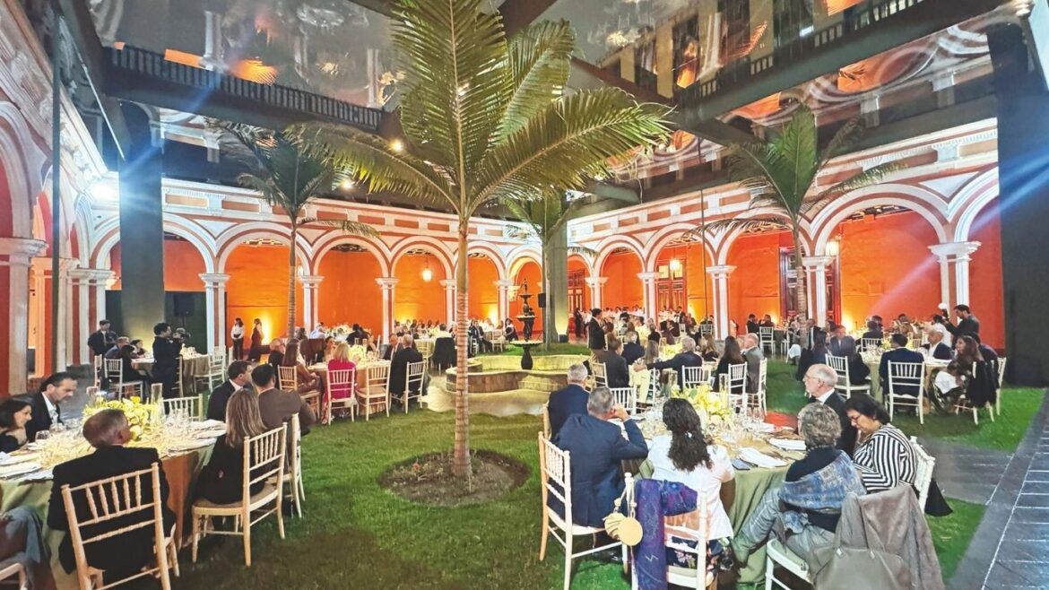 Asistentes participan en Cena Con Sentido, evento benéfico organizado por Misión Jesuita para recaudar fondos destinados al programa ELLA, realizado en el claustro de la iglesia de San Pedro.