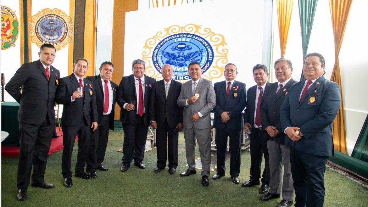 Autoridades de la Policía Nacional del Perú durante la ceremonia por el 98.º aniversario de la División de Investigación de Asuntos Sociales (DIVIAS).