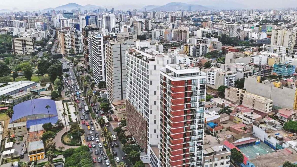 El crecimiento de Lima ha generado nuevos perfiles urbanos y transformaciones en barrios consolidados, donde las reglas de planificación determinan la relación entre las edificaciones y el entorno.