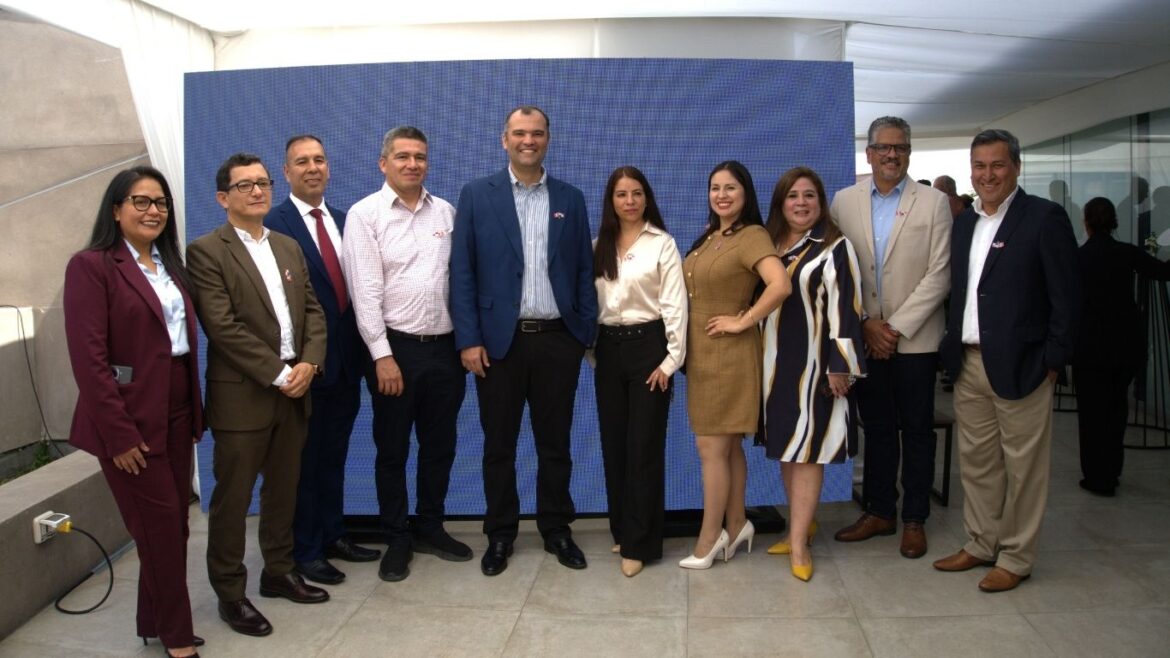Representantes del Grupo Riga durante la inauguración de sus oficinas en Lima, desde donde liderarán la construcción de hospitales en Arequipa, Huánuco y Oxapampa.