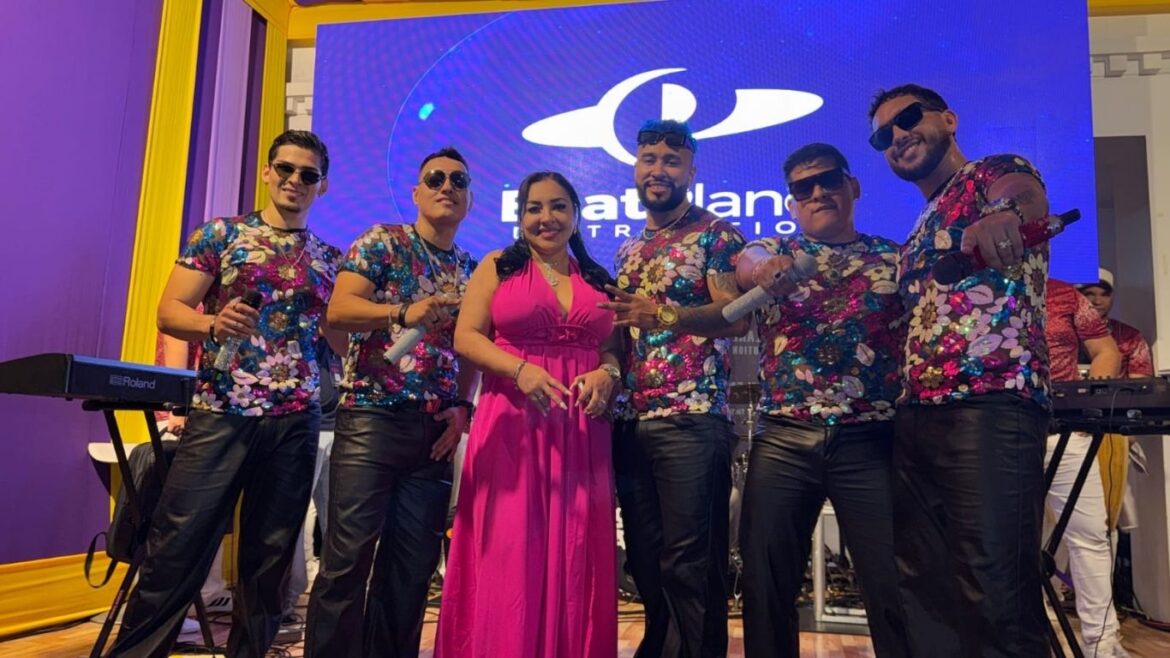 Representantes de Beat Planet, Los Conquistadores de la Salsa, artistas y miembros de la Asociación de DJs del Perú durante el lanzamiento oficial de “Amor de mi vida” en un evento de networking en Lima.