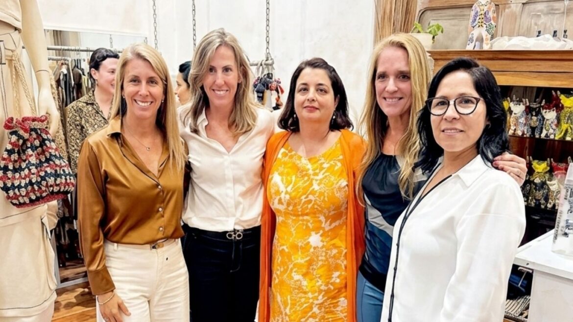 Artesanas elaboran productos con textiles reutilizados como parte del proyecto Segundo Vuelo, impulsado por LATAM y UNESCO Perú.