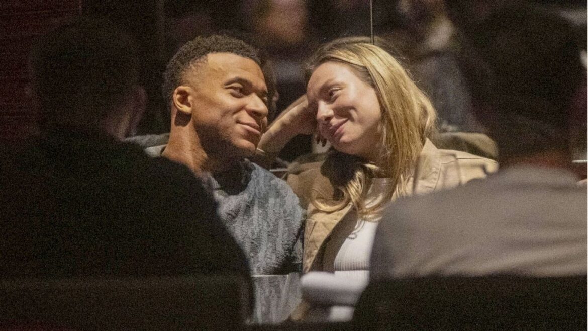 Kylian Mbappé y Ester Expósito durante una de sus recientes apariciones públicas en Europa, en medio de los rumores sobre su relación y el Mundial 2026.