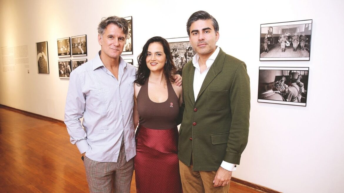 Fotografías de la serie Húsares de Bernardo Aja de Maruri, exhibidas en la Galería Municipal de Arte Pancho Fierro.