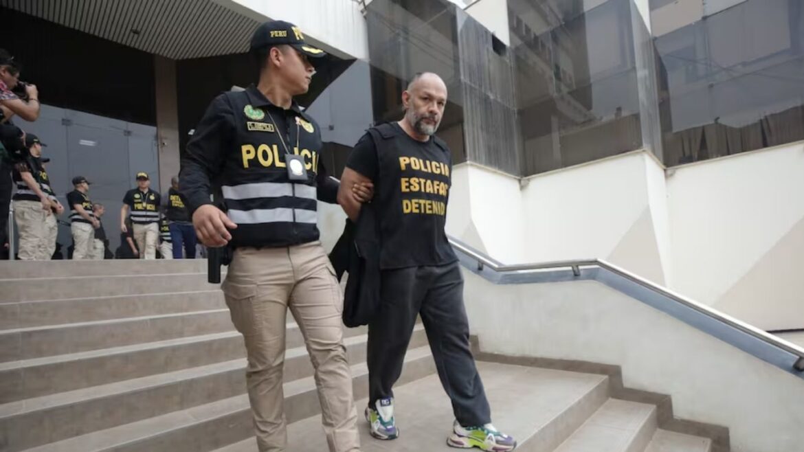 Jackson Mora durante su traslado por agentes policiales tras ser detenido en una investigación por un presunto fraude millonario en Chincha.