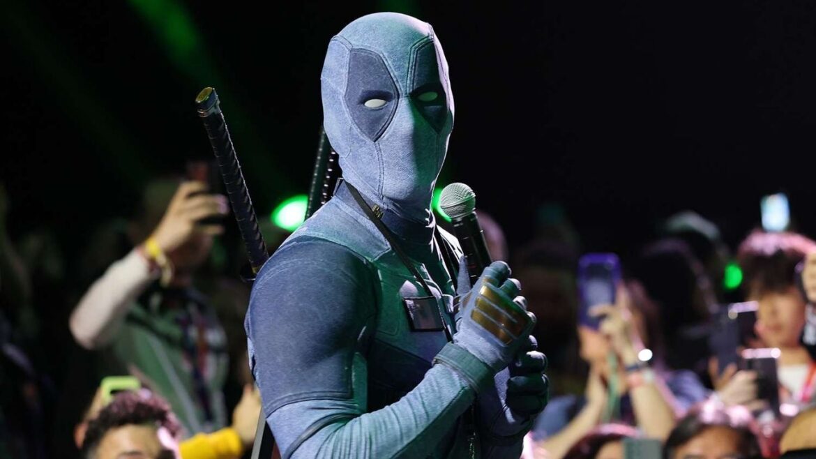 Ryan Reynolds, vestido como Deadpool, sorprende al público durante el panel de Avengers: Doomsday en la Comic-Con de San Diego 2026.